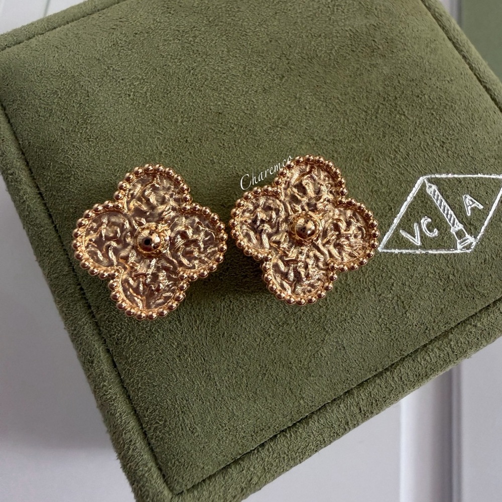 NEW! RARE✨Van cleef arpels VCA 18K YG Vintage Hammered Alhambra Small Earrings - Picture 7 of 7